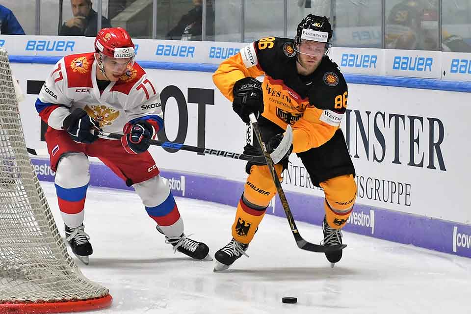 Torschützen unter sich: Daniel Pietta gegen Russlands Konstantin Okulov. Torschützen unter sich: Daniel Pietta gegen Russlands Konstantin Okulov.
