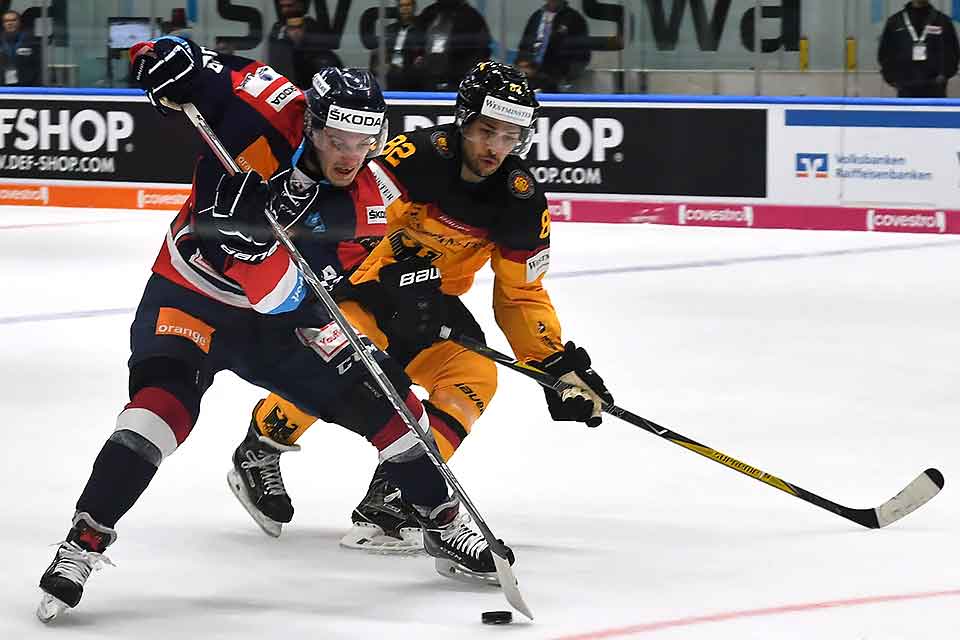 Sinan Akdag versucht den Puck zu erobern. Sinan Akdag versucht den Puck zu erobern.