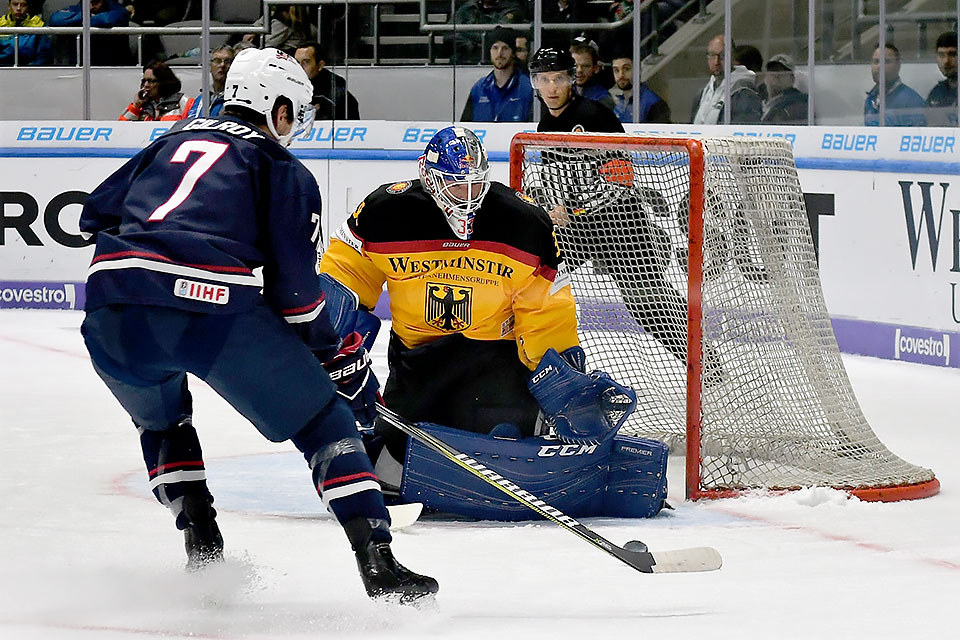 Matt Gilroy gegen DEB-Goalie Danny aus den Birken.