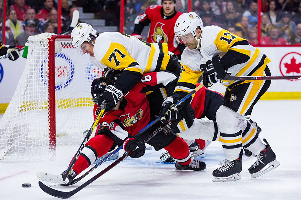 Evgeni Malkin und Bryan Rust von den Pittsburgh Penguins gegen Ottawas Chris Wideman. Evgeni Malkin und Bryan Rust von den Pittsburgh Penguins gegen Ottawas Chris Wideman.
