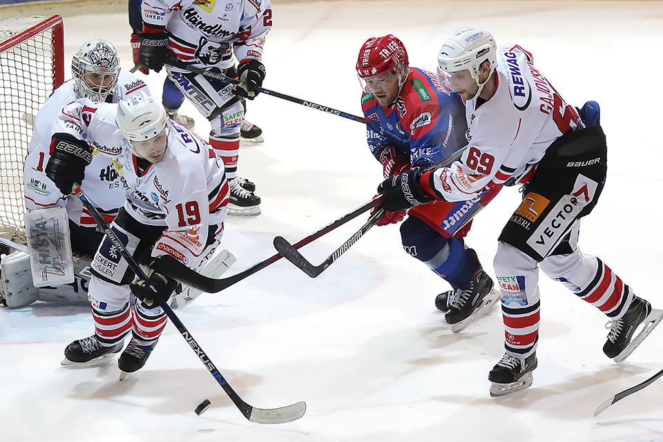 Regensburgs Kevin Schmitt bringt den Puck beim Spiel in Selb aus der Gefahrenzone.