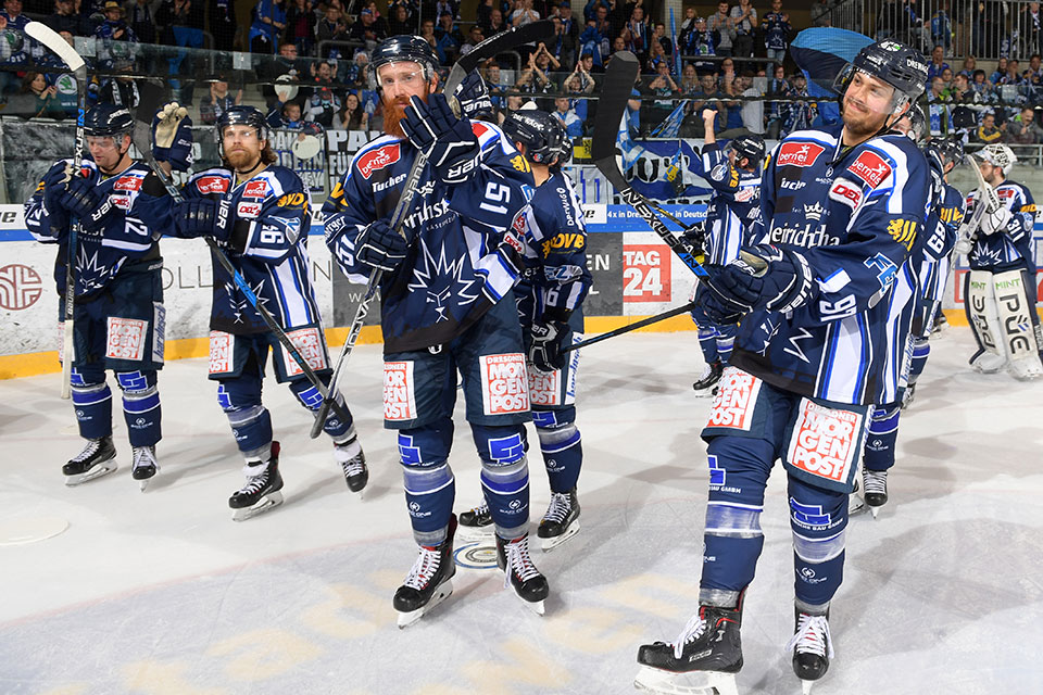 Grund zur Freude bei den Eislöwen nach dem Heimsieg gegen Ravensburg. Grund zur Freude bei den Eislöwen nach dem Heimsieg gegen Ravensburg.