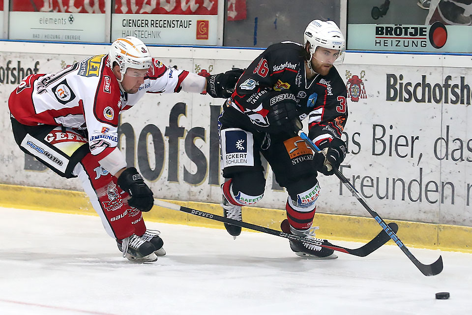 Regensburgs Arnoldas Bosas vor Memmingens Torwart Florian Neumann. Regensburgs Arnoldas Bosas vor Memmingens Torwart Florian Neumann.