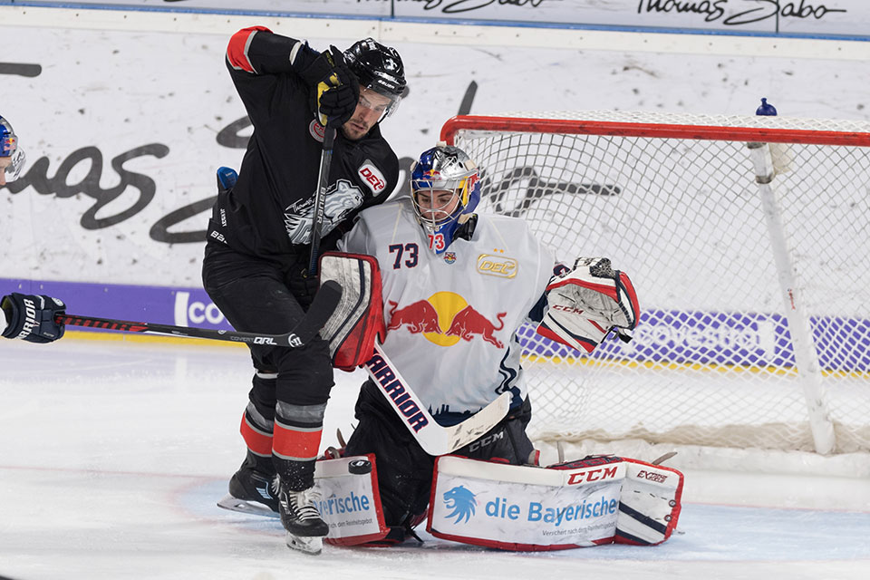 Nrnbergs Patrick Buzas gegen Mnchens Torwart David Leggio.