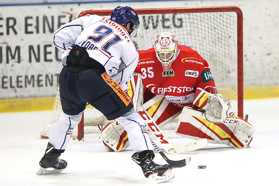 Ravensburgs Jakub Svoboda gegen Bad Nauheims Torwart Tim Herden.