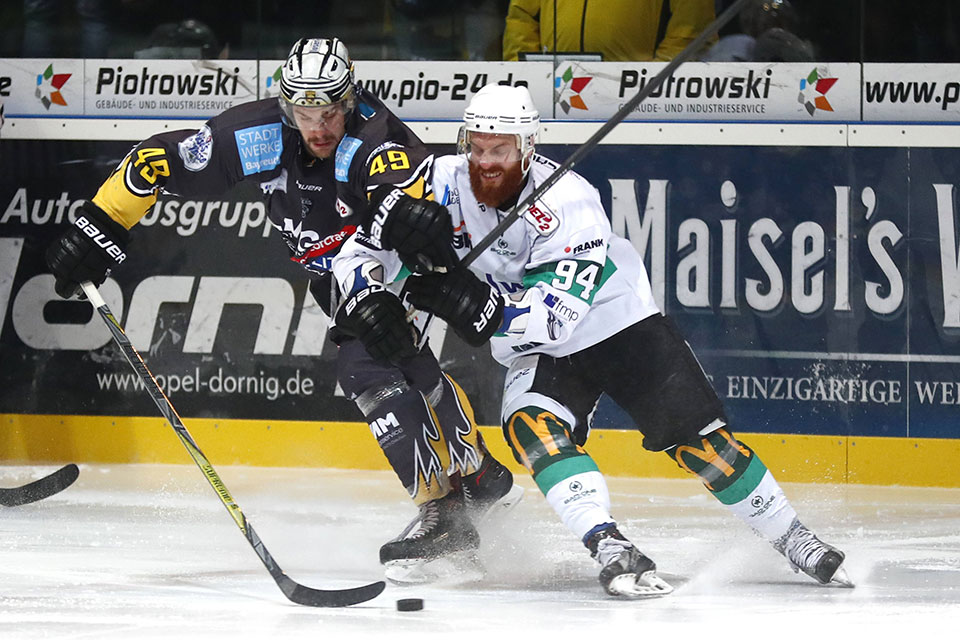 Bayreuths Felix Linden gegen Bietigheims Tyler McNeely. Bayreuths Felix Linden gegen Bietigheims Tyler McNeely.