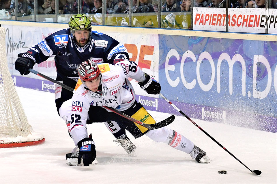 Berlins Sven Ziegler behauptet den Puck beim Spiel in Iserlohn.