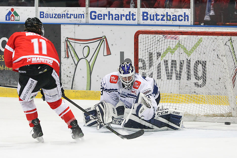 Bad Nauheims Eric Meland gegen SCR-Torwart Matthias Nemec. Bad Nauheims Eric Meland gegen SCR-Torwart Matthias Nemec.