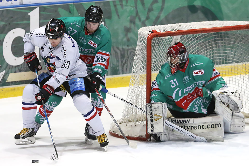 Freiburgs Radek Duda gegen Bad Nauheims Mike McNamee.