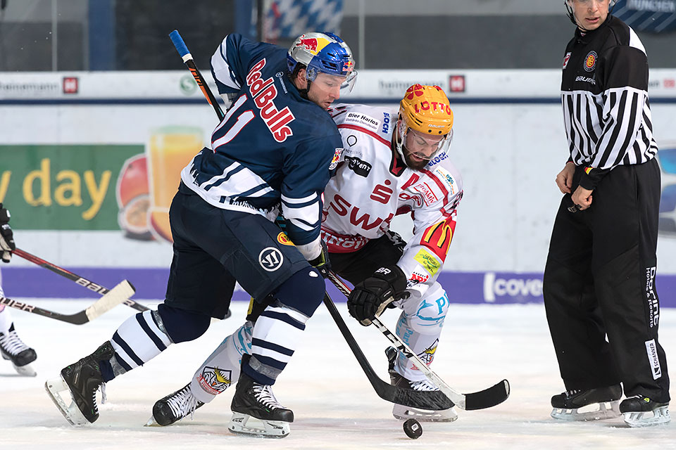 Mnchens Keith Aucoin gegen Bremerhavens Jason Bast.