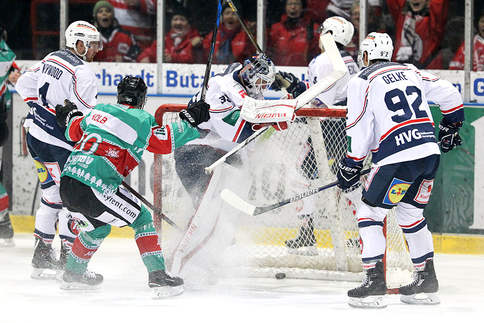 Harry Lange und Dominik Meisinger bejubeln das 2:2 fr den EC Bad Nauheim gegen die Heilbronner Falken.