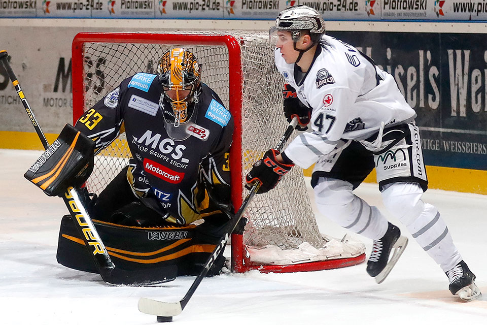 Frankfurts Vladislav Filin vor dem Bayreuther Tor mit Goalie Tomas Vosvrda.