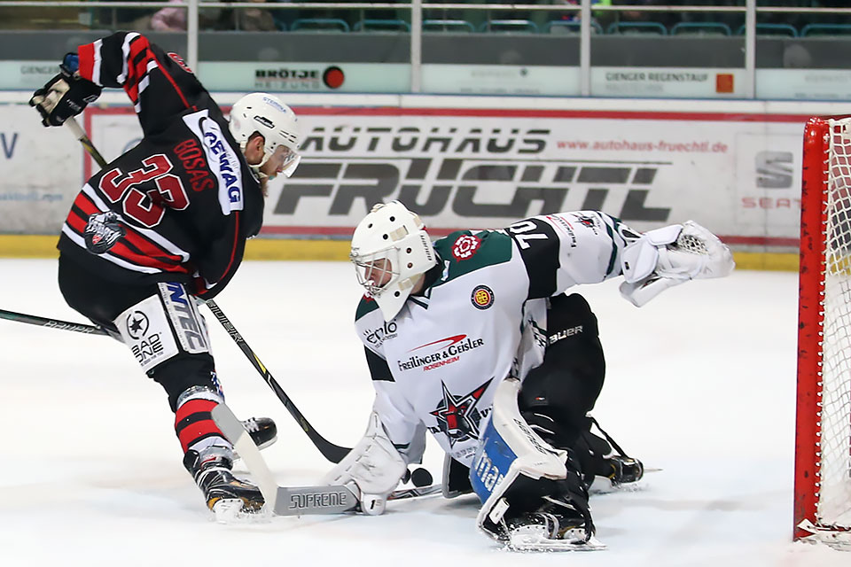 Torchance fr Regensburgs Bosas im Spiel gegen Rosenheim.