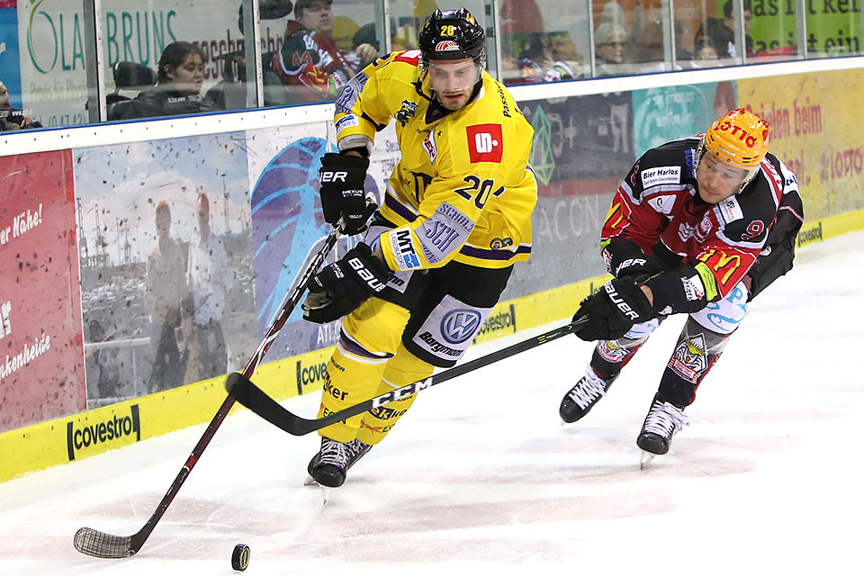 Krefelds Patrick Seifert vor Bremerhavens Björn Svensson. Krefelds Patrick Seifert vor Bremerhavens Björn Svensson.