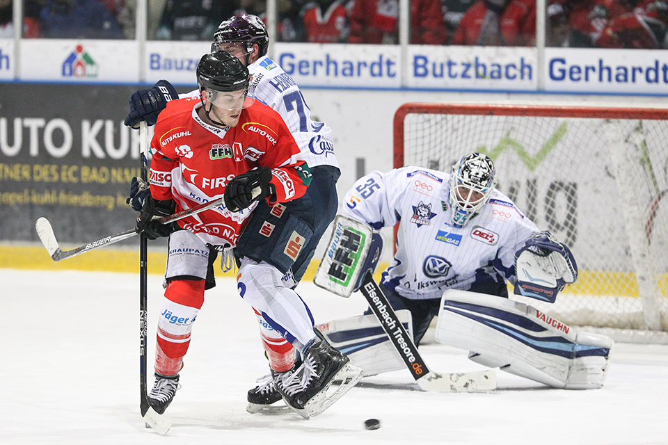 Bad Nauheims James Livingston vor dem Tor der Kassel Huskies.