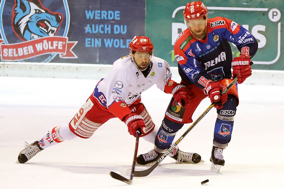 Selbs Ian McDonald gegen Peitings Thomas Heger. Selbs Ian McDonald gegen Peitings Thomas Heger.