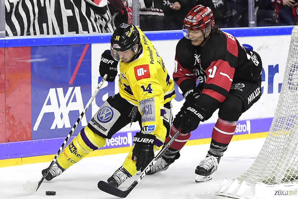 Krefelds Justin Feser gegen Kölns Christian Ehrhoff. Krefelds Justin Feser gegen Kölns Christian Ehrhoff.