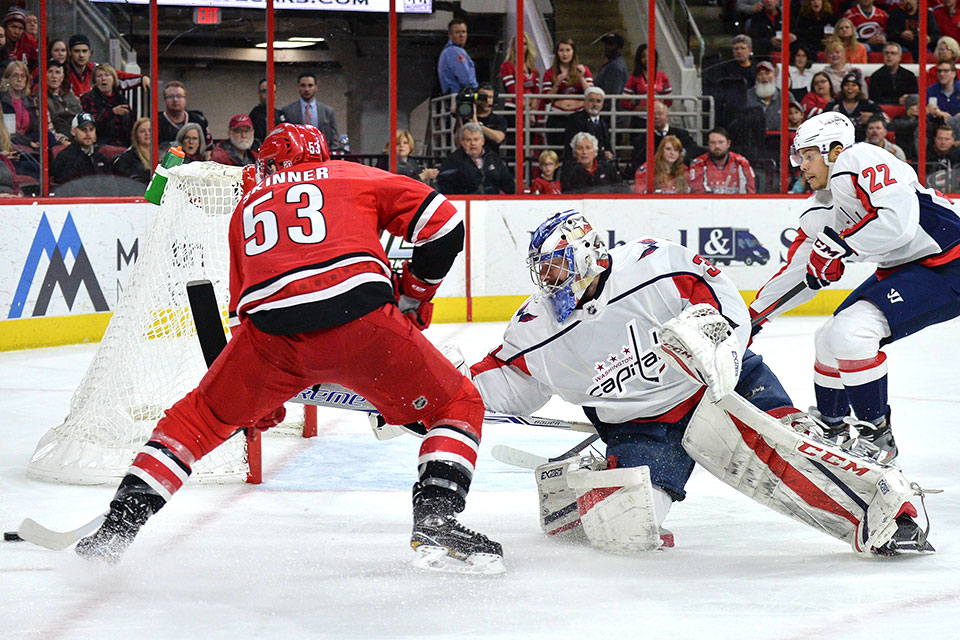 Philipp Grubauer im Tor der Washington Capitals gegen Carolinas Jeff Skinner. Philipp Grubauer im Tor der Washington Capitals gegen Carolinas Jeff Skinner.