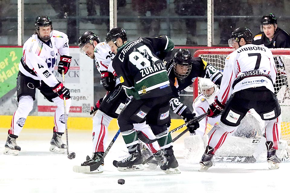 Hamburgs Zuravlev versucht beim Spiel gegen Berlin an den Puck zu kommen.