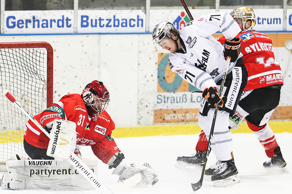 Frankfurts Clarke Breitkreuz erzielt das 1:0 in Bad Nauheim.