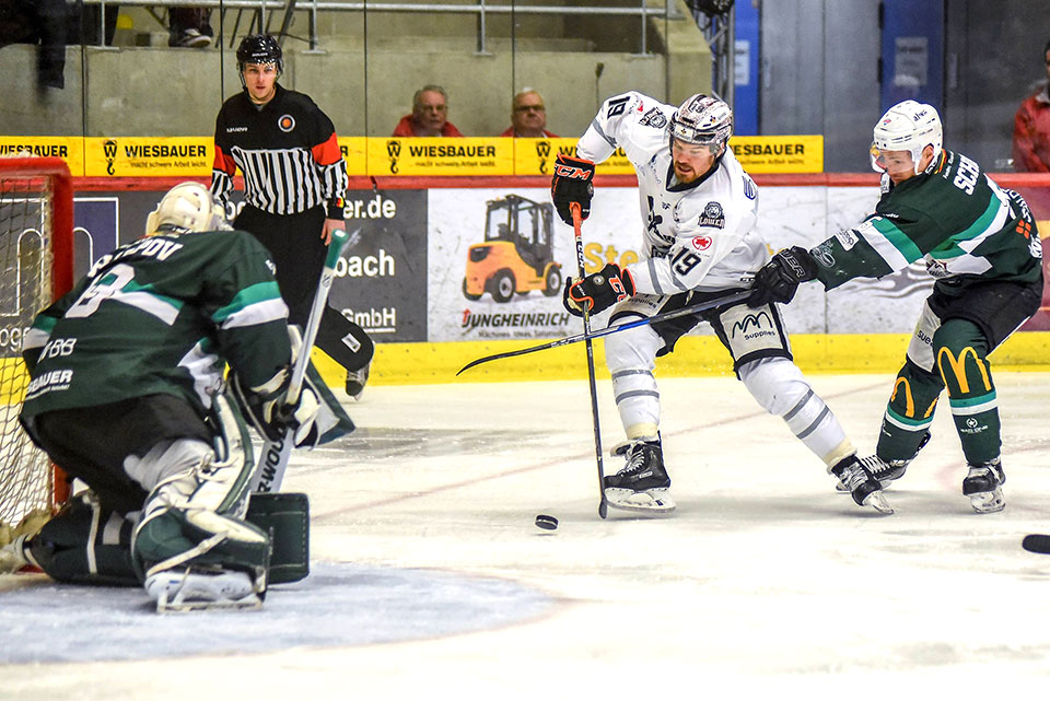 Bietigheims Ilya Shripov verfolgt Franfurts Wade MacLeod-