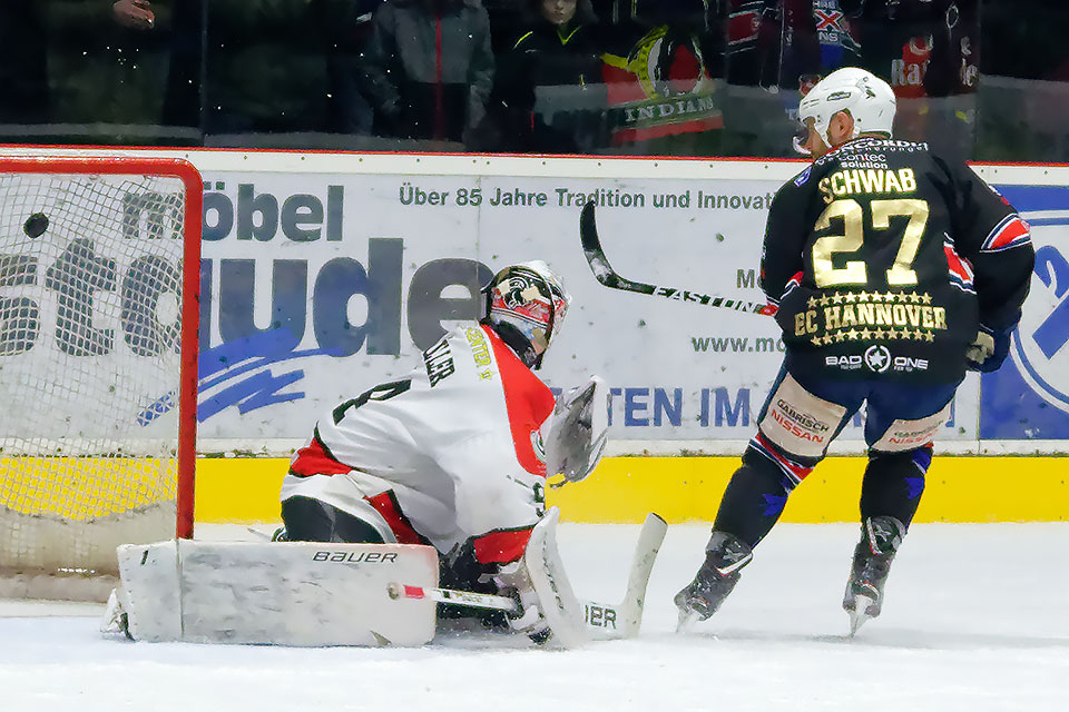 Tobias Schwab verwandelt den Penalty zum Sieg fr die Indians gegen die Scorpions.