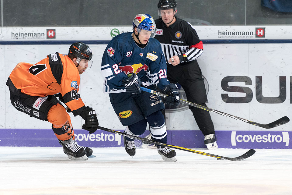 Wolfsburgs Bjrn Krupp gegen Mnchens Dominik Kahun.