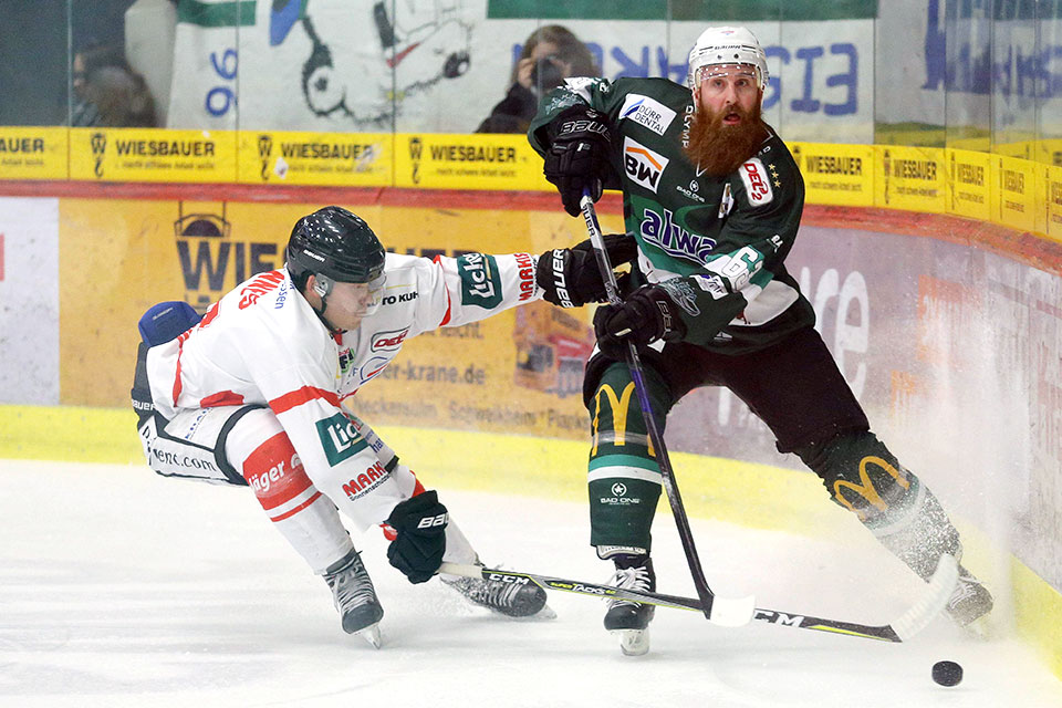 Bad Nauheims Nicklas Mannes versucht Bietigheims Shawn Weller zu stoppen.