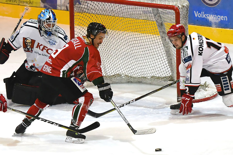 Torchance für Hernes Marcus Marsall beim Spiel gegen Rostock. Torchance für Hernes Marcus Marsall beim Spiel gegen Rostock.
