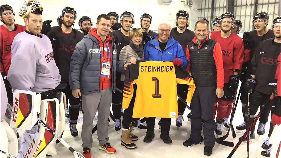 Gruppenfoto der Nationalmannschaft mit Bundesprsident Frank-Walter Steinmeier.