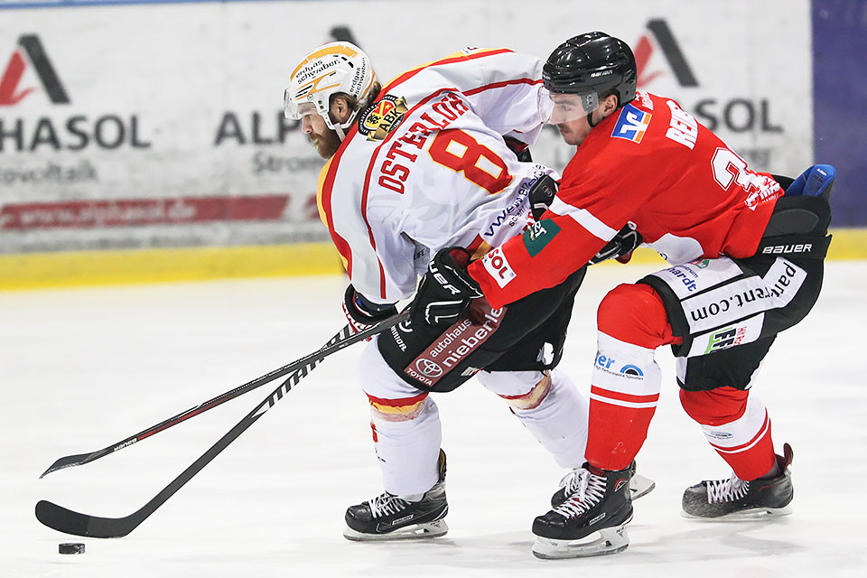 Kaufbeurens Sebastian Osterloh gegen Bad Nauheims Dennis Reimer. Kaufbeurens Sebastian Osterloh gegen Bad Nauheims Dennis Reimer.