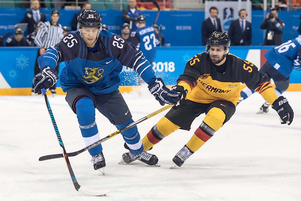 Finnlands Jonas Enlund gegen Felix Schtz.