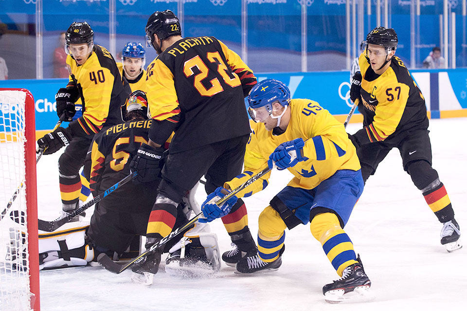 Schwedens Oscar Möller versucht vor dem deutschen Tor an den Puck zu gelangen. Schwedens Oscar Möller versucht vor dem deutschen Tor an den Puck zu gelangen.