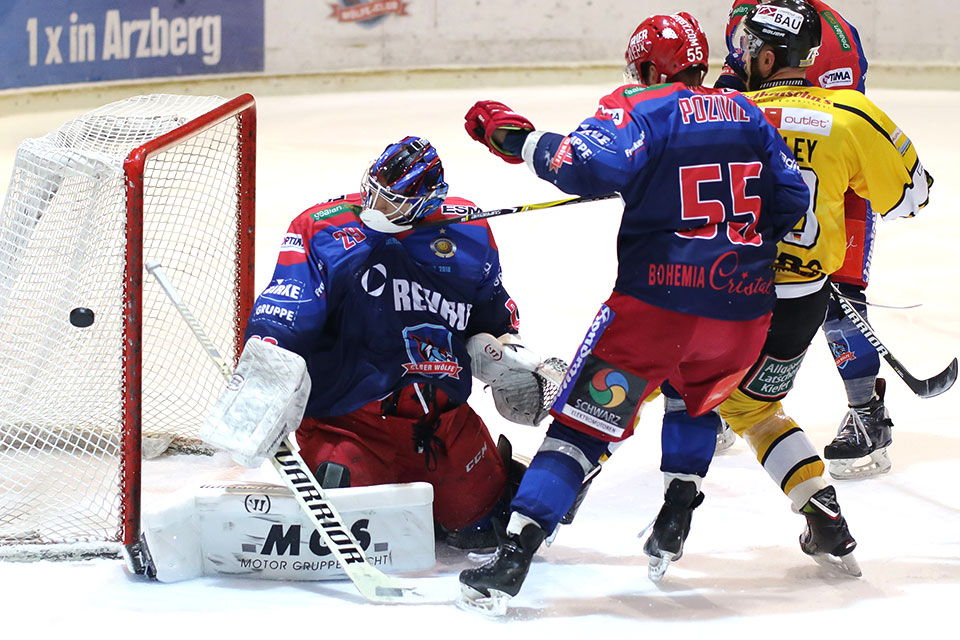 Selbs Torwart Niklas Deske schaut beim Spiel gegen Sonthofen dem Puck hinterher.