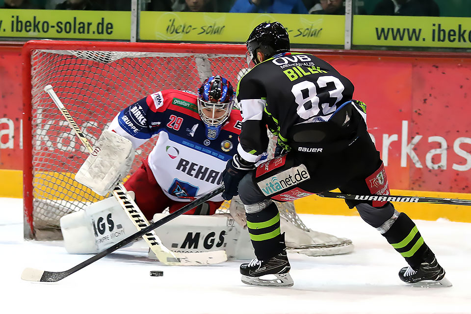 Rosenheims Vitezslav Bilek gegen Selbs Torwart Niklas Deske. Rosenheims Vitezslav Bilek gegen Selbs Torwart Niklas Deske.