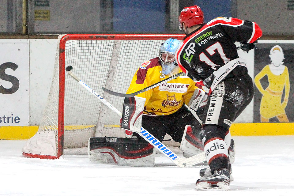 Konstantin Firsanov verwandelt fr die EG Diez-Limburg einen Penalty gegen Lauterbach.