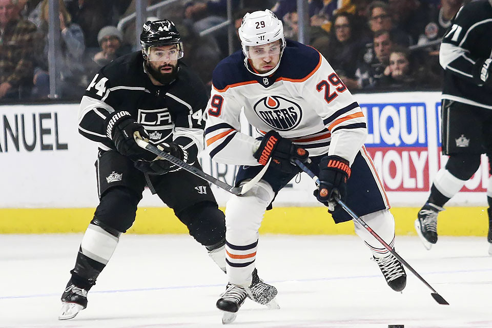 Edmontons Leon Draisaitl (29) vor Nate Thompson von den Los Angeles Kings.