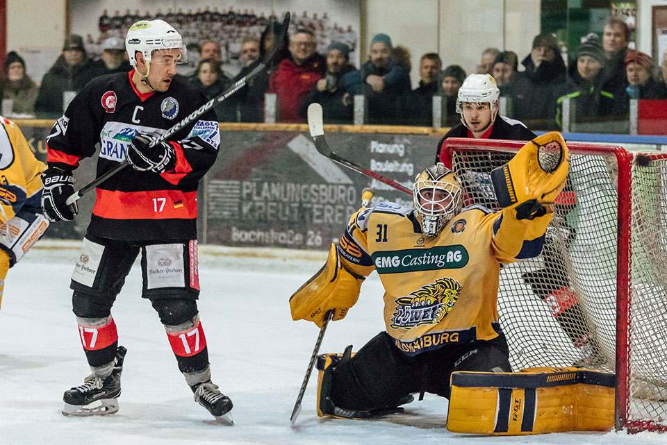 Spielszene Waldkraiburg gegen Pei�enberg.