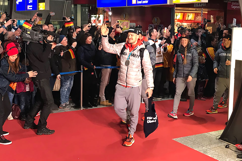 Großer Andrang bei den Fans und Medienvertretern für Moritz Müller und die anderen deutschen Medaillensammler. Großer Andrang bei den Fans und Medienvertretern für Moritz Müller und die anderen deutschen Medaillensammler.