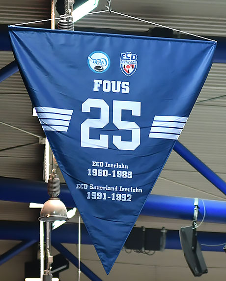 Das Banner f�r Cestmir Fous unter der Hallendecke.