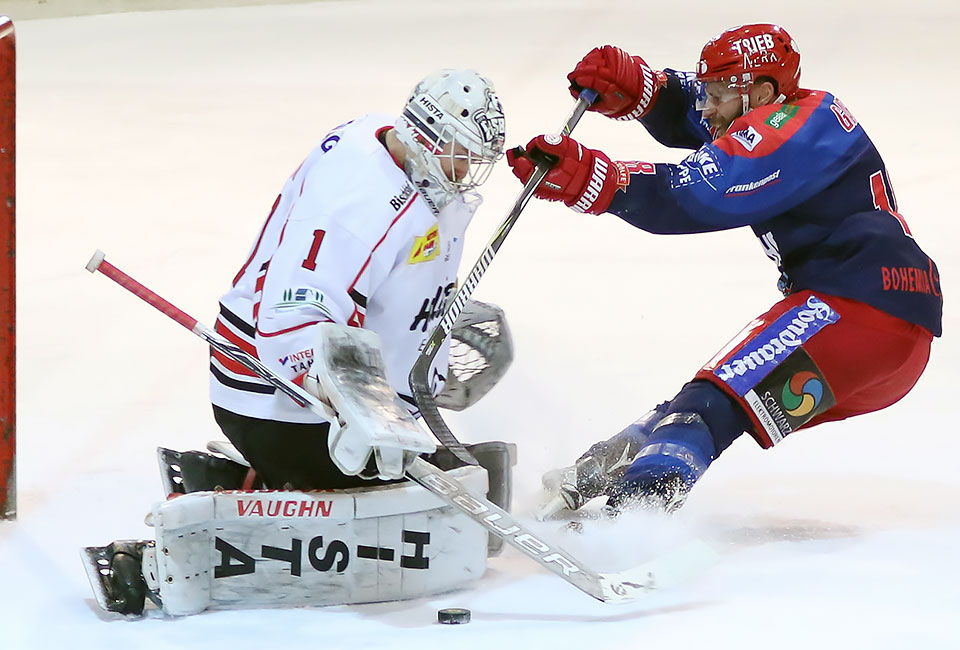 Selbs Landon Gare gegen Regensburgs Torwart Peter Holmgren.