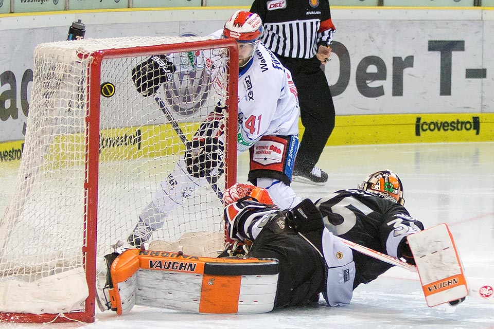 Schwenningens Acton trifft zum 2:1 gegen Wolfsburg.