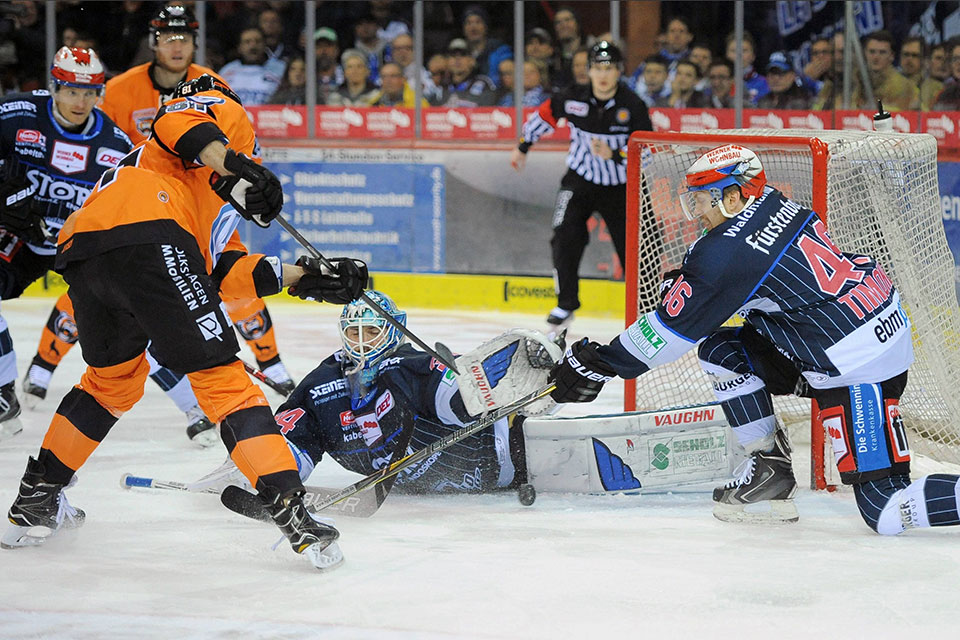 Wolfsburgs Kris Foucault gegen Schwenningens Torwart Dustin Strahlmeier. Wolfsburgs Kris Foucault gegen Schwenningens Torwart Dustin Strahlmeier.