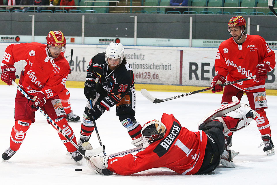 Halles Torwart Beech versucht den Puck vor Regensburgs Benjamin Kronawitter zu sichern.