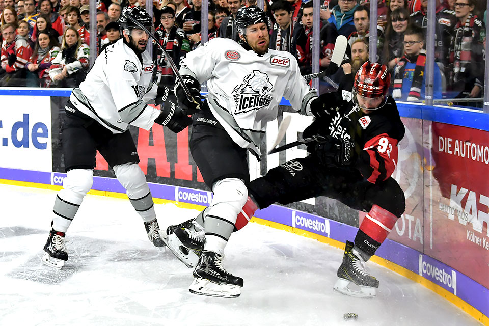 Klns Uvira wird beim Spiel gegen Nrnberg in die Bande gecheckt.