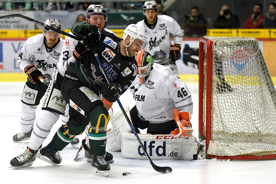 Bietigheims Frederik Cabana gegen die Frankfurter Pawel Dronia, Stephan Seeger und Goalie Antti Karjalainen.