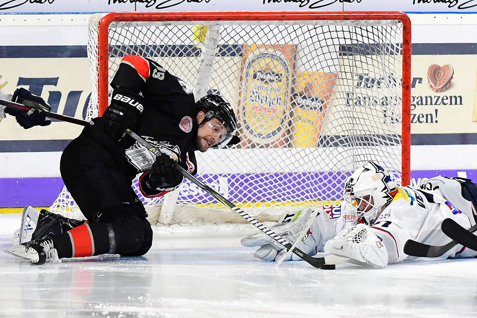 Siegtorsch�tze John Mitchell gegen Berlins Torwart Petri Vehanen.