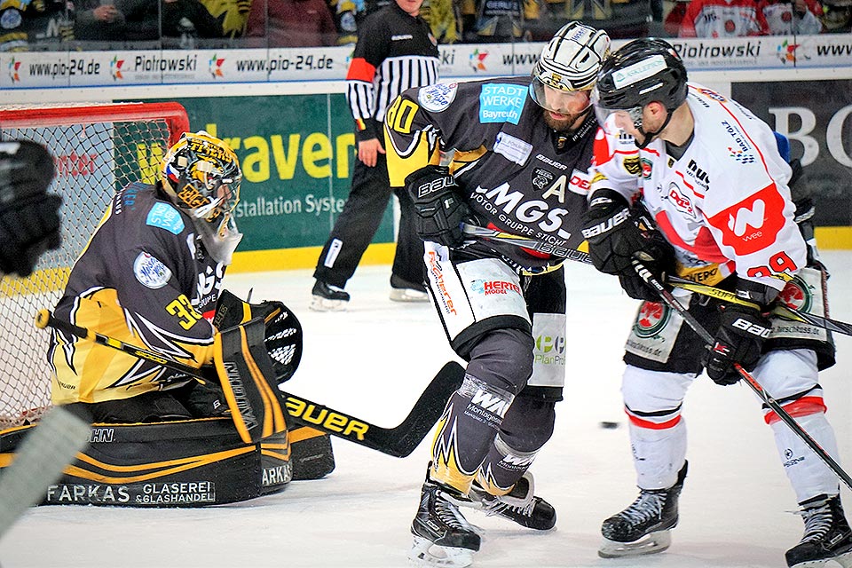 Löwe Michael Endraß vor dem Tor der Bayreuth Tigers. Löwe Michael Endraß vor dem Tor der Bayreuth Tigers.