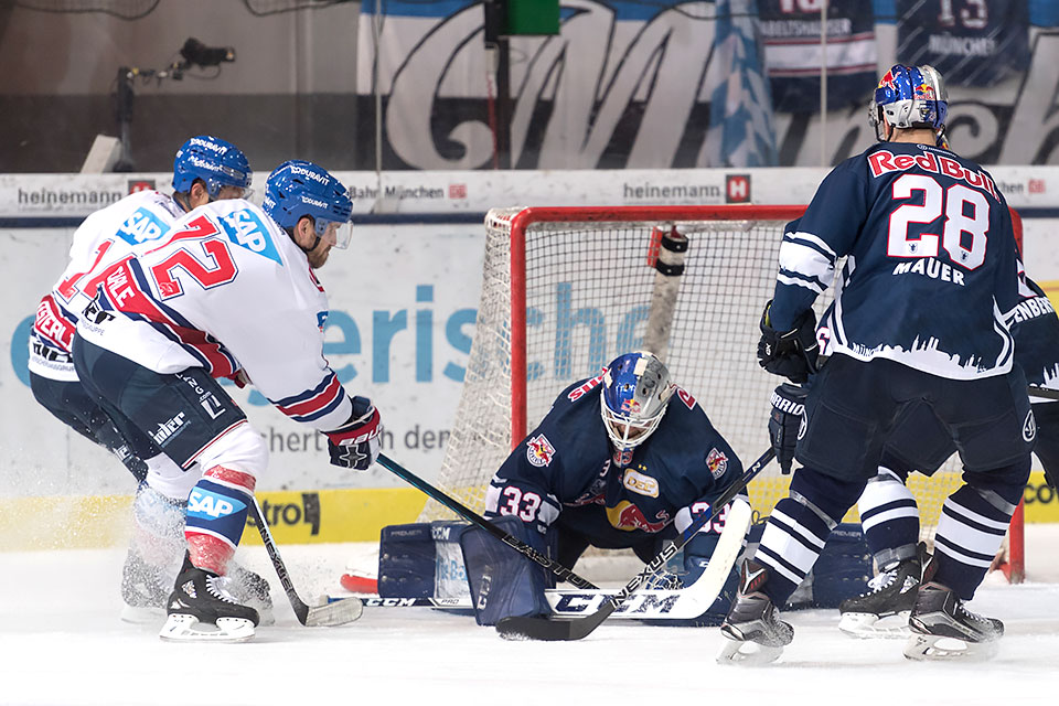 Münchens Torwart Danny aus den Birken hat den Puck vor den Mannheims Mathieu Carle. Münchens Torwart Danny aus den Birken hat den Puck vor den Mannheims Mathieu Carle.
