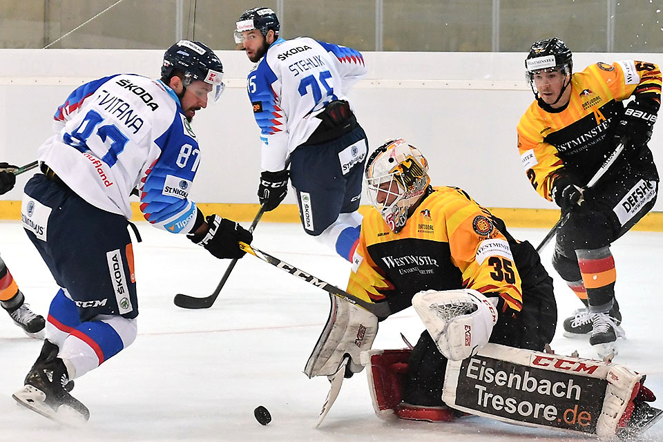 Der Slowake Patrik Svitana gegen Torwart Mathias Niederberger. Der Slowake Patrik Svitana gegen Torwart Mathias Niederberger.